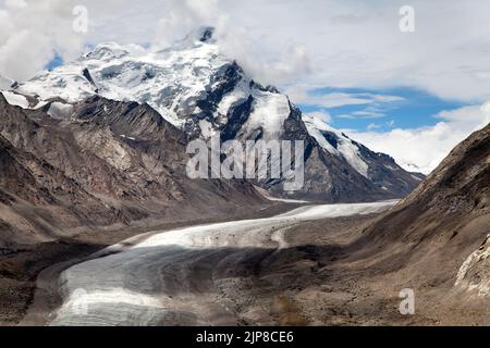 Blick auf den Darang Durung, den Drang-Drung Gletscher oder den Durung Drung Gletscher, einen Berggletscher in der Nähe des Pensi La Passes an der Kargil - Zanaskar Road i Stockfoto