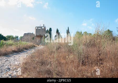 Die alte Mauer um die ursprüngliche Siedlung bat Shlomo, die 1889 gegründet wurde, um die jüdischen Siedler vor arabischen Überfällen zu schützen. Bat Shlomo ist ein Moshav i Stockfoto