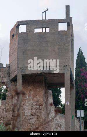 Die alte Mauer um die ursprüngliche Siedlung bat Shlomo, die 1889 gegründet wurde, um die jüdischen Siedler vor arabischen Überfällen zu schützen. Bat Shlomo ist ein Moshav i Stockfoto