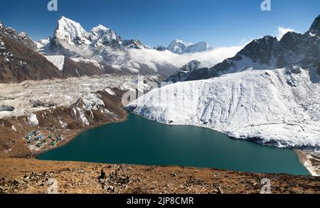 Dudh Pokhari Tso oder Gokyo See, Gokyo Dorf, Ngozumba Gletscher, Arakam tse Gipfel und chola tse Gipfel von Gokyo Ri - Trek zum Cho Oyu Basislager, Khumbu Stockfoto