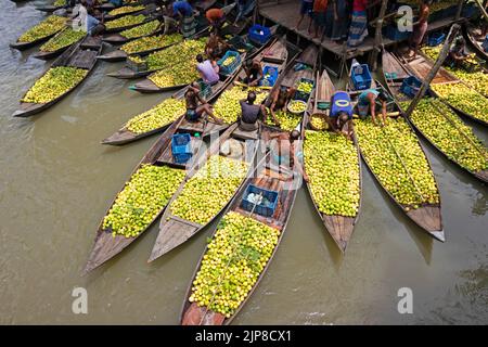 Barisal, Barisal, Bangladesch. 16. August 2022. Ein schwimmender Guava-Markt im südlichen Barisal-Viertel des Landes, bekannt als ''das Venedig von Bengalen''', ist jetzt mit Käufern und Verkäufern in Swarupkathi, Barisal, Bangladesch, überfüllt, da die Ernte der Guava auf dem Höhepunkt ist. Es gibt Hunderte von Booten, die mit Guava gefüllt sind, und alle Geschäfte finden auf Booten statt. Die Guavas werden in Obstgärten angebaut, die entlang des Flusses liegen und mit Booten zum Markt transportiert werden, da der Einsatz von Booten die Transportkosten für die Bauern senkt. Barisal ist vor allem für Guava bekannt, der liebevoll 'Apfel von Bengalen' genannt wird. Um 1 Stockfoto