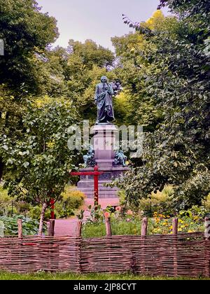 Die Carl von Linné Statue im Humlegården Park [ Humlegarden ] ist ein wichtiger Park im Stadtteil Östermalm in Stockholm, Schweden. Stockfoto