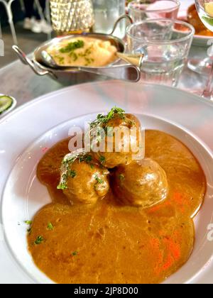 Traditionelle schwedische Fleischbällchen mit brauner Soße und Cranberries Stockfoto