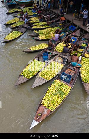 Barisal, Barisal, Bangladesch. 16. August 2022. Ein schwimmender Guava-Markt im südlichen Barisal-Viertel des Landes, bekannt als ''das Venedig von Bengalen''', ist jetzt mit Käufern und Verkäufern in Swarupkathi, Barisal, Bangladesch, überfüllt, da die Ernte der Guava auf dem Höhepunkt ist. Es gibt Hunderte von Booten, die mit Guava gefüllt sind, und alle Geschäfte finden auf Booten statt. Die Guavas werden in Obstgärten angebaut, die entlang des Flusses liegen und mit Booten zum Markt transportiert werden, da der Einsatz von Booten die Transportkosten für die Bauern senkt. Barisal ist vor allem für Guava bekannt, der liebevoll 'Apfel von Bengalen' genannt wird. Um 1 Stockfoto