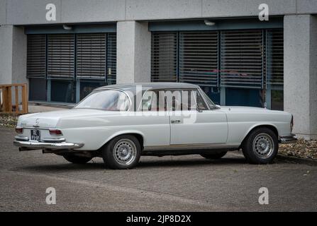 Amsterdam, Niederlande, 14.08.2022, Seitenansicht des klassischen Mercedes-Benz W111 220 aus dem Jahr 1963 in weiß Stockfoto