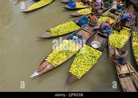 Barisal, Barisal, Bangladesch. 16. August 2022. Ein schwimmender Guava-Markt im südlichen Barisal-Viertel des Landes, bekannt als ''das Venedig von Bengalen''', ist jetzt mit Käufern und Verkäufern in Swarupkathi, Barisal, Bangladesch, überfüllt, da die Ernte der Guava auf dem Höhepunkt ist. Es gibt Hunderte von Booten, die mit Guava gefüllt sind, und alle Geschäfte finden auf Booten statt. Die Guavas werden in Obstgärten angebaut, die entlang des Flusses liegen und mit Booten zum Markt transportiert werden, da der Einsatz von Booten die Transportkosten für die Bauern senkt. Barisal ist vor allem für Guava bekannt, der liebevoll 'Apfel von Bengalen' genannt wird. Um 1 Stockfoto