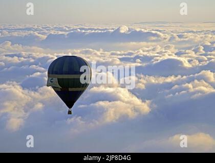 Heißluftballon schwimmt von oben in der Luft Stockfoto