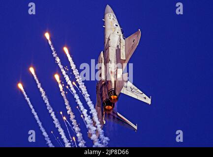 Israelische Luftwaffe (IAF) F-15 (Baz) Kampfjet im Flug mit Flak-Abwehrfackeln Stockfoto