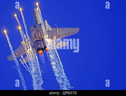 Israelische Luftwaffe (IAF) F-15 (Baz) Kampfjet im Flug mit Flak-Abwehrfackeln Stockfoto