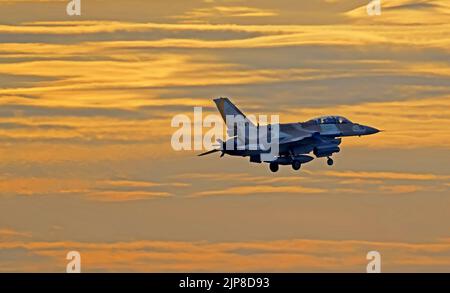 Israelische Luftwaffe (IAF) General Dynamics F-16 im Flug bei Sonnenuntergang Stockfoto