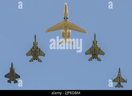Eine Formation israelischer Luftstreitkräfte (IAF) von links nach rechts F-16I, F-15D, Gulfstream Aerospace G550, F-15I und F-35I Stockfoto