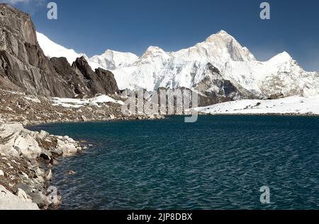 Panoramablick auf den Mount Makalu über dem See in der Nähe von Kongma La Pass, drei Pässe Trek, Weg zum Everest Basislager, Khumbu Tal, Sagarmatha Nationalpark, N Stockfoto