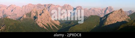 Morgenblick von den Karnischen Alpen oder Alpi Carniche nach Sextender Dolomiten oder Sextner Dolomiten Stockfoto