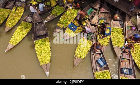 Barisal, Barisal, Bangladesch. 16. August 2022. Ein schwimmender Guava-Markt im südlichen Barisal-Viertel des Landes, bekannt als ''das Venedig von Bengalen''', ist jetzt mit Käufern und Verkäufern in Swarupkathi, Barisal, Bangladesch, überfüllt, da die Ernte der Guava auf dem Höhepunkt ist. Es gibt Hunderte von Booten, die mit Guava gefüllt sind, und alle Geschäfte finden auf Booten statt. Die Guavas werden in Obstgärten angebaut, die entlang des Flusses liegen und mit Booten zum Markt transportiert werden, da der Einsatz von Booten die Transportkosten für die Bauern senkt. Barisal ist vor allem für Guava bekannt, der liebevoll 'Apfel von Bengalen' genannt wird. Um 1 Stockfoto