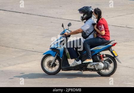 SAMUT PRAKAN, THAILAND, APR 07 2022, das Paar fährt auf dem Motorrad auf der Straße. Stockfoto