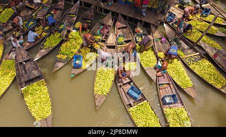 Barisal, Barisal, Bangladesch. 16. August 2022. Ein schwimmender Guava-Markt im südlichen Barisal-Viertel des Landes, bekannt als ''das Venedig von Bengalen''', ist jetzt mit Käufern und Verkäufern in Swarupkathi, Barisal, Bangladesch, überfüllt, da die Ernte der Guava auf dem Höhepunkt ist. Es gibt Hunderte von Booten, die mit Guava gefüllt sind, und alle Geschäfte finden auf Booten statt. Die Guavas werden in Obstgärten angebaut, die entlang des Flusses liegen und mit Booten zum Markt transportiert werden, da der Einsatz von Booten die Transportkosten für die Bauern senkt. Barisal ist vor allem für Guava bekannt, der liebevoll 'Apfel von Bengalen' genannt wird. Um 1 Stockfoto