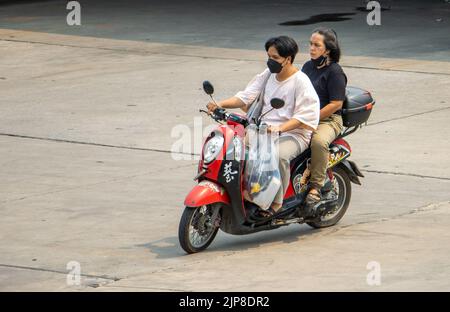 SAMUT PRAKAN, THAILAND, APR 07 2022, das Paar fährt auf dem Motorrad auf der Straße. Stockfoto