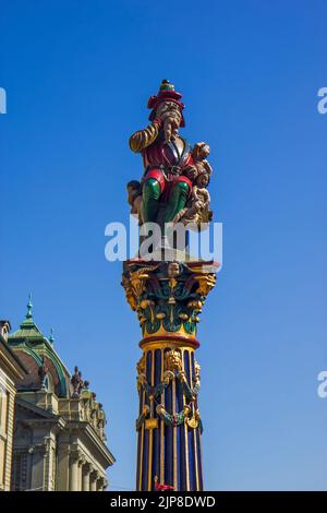 Der Kindlipresserbrunnen ist ein bemalter Steinbrunnen am Kornhausplatz in Bern, Schweiz. Stockfoto
