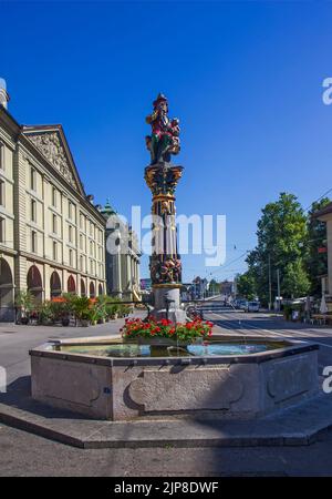 Der Kindlipresserbrunnen ist ein bemalter Steinbrunnen am Kornhausplatz in Bern, Schweiz. Stockfoto