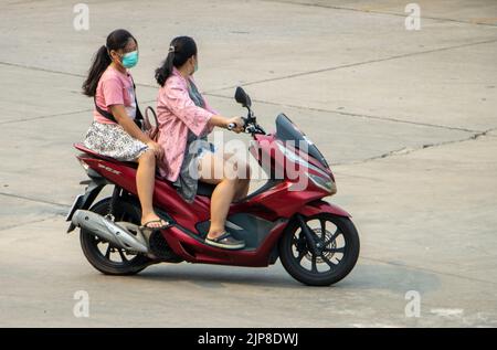 SAMUT PRAKAN, THAILAND, APR 07 2022, die beiden Frauen fahren auf dem Motorrad auf der Straße. Stockfoto