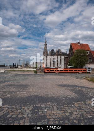 Antwerpen, Belgien, 02. Juli 2022, Vertikales Stadtbild an den Schelde-Kais am rechten Ufer von Antwerpen Stockfoto