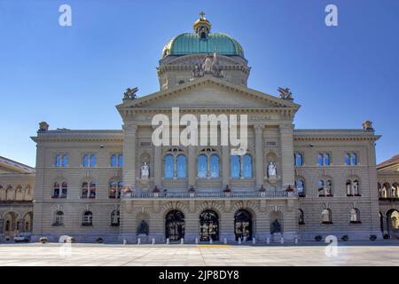 Der Bundespalast ist ein Gebäude in Bern, in dem die Bundesversammlung untergebracht ist Stockfoto