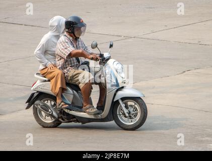 SAMUT PRAKAN, THAILAND, APR 07 2022, das Paar fährt auf dem Motorrad auf der Straße. Stockfoto