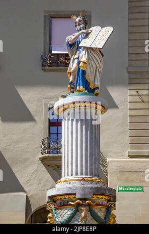 Moses-Brunnen ist ein Brunnen am Münsterplatz in der Altstadt von Bern, Schweiz. Stockfoto