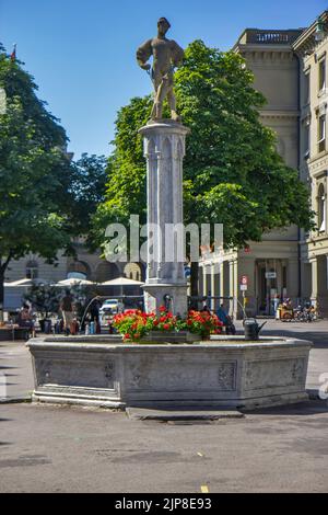 Mittelalterliche Bärenplatz Statue und Brunnen in der Altstadt, Bern, Schweiz Stockfoto