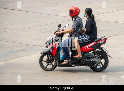 SAMUT PRAKAN, THAILAND, APR 07 2022, das Paar fährt auf dem Motorrad auf der Straße. Stockfoto