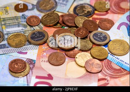 Hintergrund von Banknoten und Euro-Münzen verschiedener Konfessionen aus nächster Nähe Stockfoto