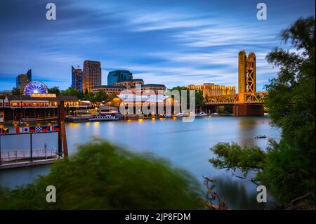 Tower Bridge und Sacramento River in Sacramento, Kalifornien, aufgenommen bei Nacht Stockfoto