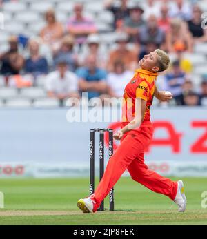 Issy Wong Bowling für Birmingham Phoenix im Hundertkampf zwischen Birmingham Phoenix und Trent Rockets Stockfoto