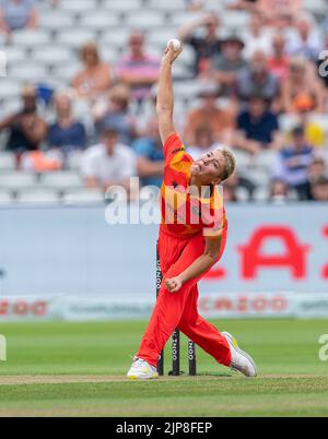 Issy Wong Bowling für Birmingham Phoenix im Hundertkampf zwischen Birmingham Phoenix und Trent Rockets Stockfoto