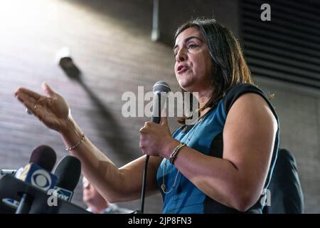 New York, New York, USA. 15. August 2022. Die u. S. Vertreterin Nicole Malliotakis spricht während einer gemeinsamen Pressekonferenz mit der U. S. Vertreterin Lee Zeldin am Port Authority Bus Terminal. Sie sprachen über den Zustrom illegaler Migranten nach New York, die von Bussen aus Texas auf Befehl des texanischen Gouverneurs Greg Abbott gefahren wurden. Beide Gesetzgeber fordern die New Yorker Gouverneurin Kathy Hochul auf, ihren Teil dazu zu tun, den Zustrom von Migranten nach New York City zu stoppen, und fordern Präsident Joe Biden auf, die Südgrenze zu sichern. (Bild: © Fotograf Lev Radin/Pacific Press via ZUMA Press Wire) Stockfoto