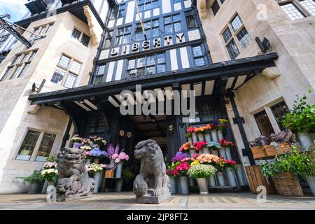 Der Vordereingang des berühmten britischen Kaufhauses Liberty im Tudor-Stil, das auf Textilien spezialisiert ist. In der Gegend von Carnaby, SoHo in London, England Stockfoto