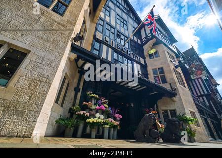 Der Vordereingang des berühmten britischen Kaufhauses Liberty im Tudor-Stil, das auf Textilien spezialisiert ist. In der Gegend von Carnaby, SoHo in London, England Stockfoto