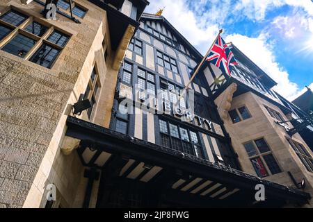 Der Vordereingang des berühmten britischen Kaufhauses Liberty im Tudor-Stil, das auf Textilien spezialisiert ist. In der Gegend von Carnaby, SoHo in London, England Stockfoto