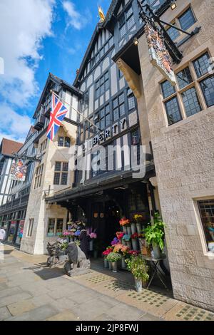 Der Vordereingang des berühmten britischen Kaufhauses Liberty im Tudor-Stil, das auf Textilien spezialisiert ist. In der Gegend von Carnaby, SoHo in London, England Stockfoto