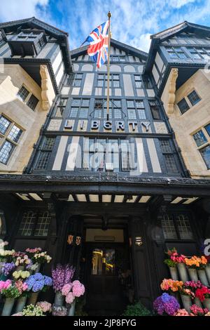 Der Vordereingang des berühmten britischen Kaufhauses Liberty im Tudor-Stil, das auf Textilien spezialisiert ist. In der Gegend von Carnaby, SoHo in London, England Stockfoto