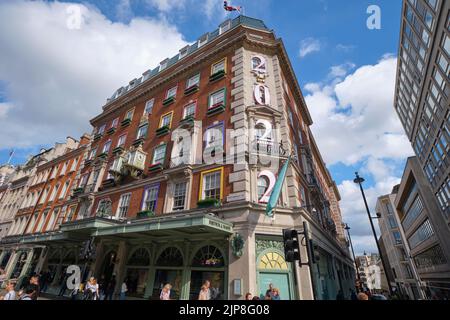 Die Backsteinfassade des berühmten, Wahrzeichen Tee- und Luxusgüter britischen Kaufhauses Fortum & Mason im Jahr 2022. In der St. James Gegend in London, Englan Stockfoto