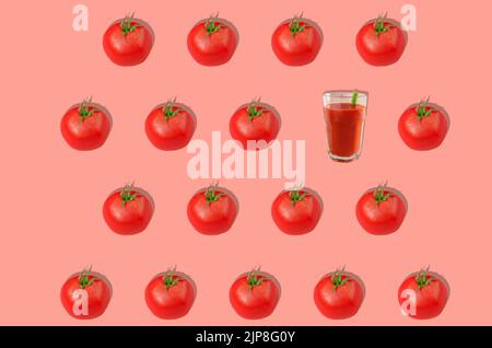 Muster. Rote Tomaten und ein Glas Tomatensaft auf rosa Hintergrund. Konzept der gesunden Ernährung. Horizontale Ausrichtung. Stockfoto