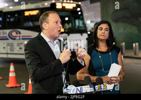 New York, New York, USA. 15. August 2022. Die u. S. Vertreterin Lee Zeldin spricht während einer gemeinsamen Pressekonferenz mit der U. S. Vertreterin Nicole Malliotakis am Port Authority Bus Terminal. Sie sprachen über den Zustrom illegaler Migranten nach New York, die von Bussen aus Texas auf Befehl des texanischen Gouverneurs Greg Abbott gefahren wurden. Beide Gesetzgeber fordern die New Yorker Gouverneurin Kathy Hochul auf, ihren Teil dazu zu tun, den Zustrom von Migranten nach New York City zu stoppen, und fordern Präsident Joe Biden auf, die Südgrenze zu sichern. (Bild: © Fotograf Lev Radin/Pacific Press via ZUMA Press Wire) Stockfoto