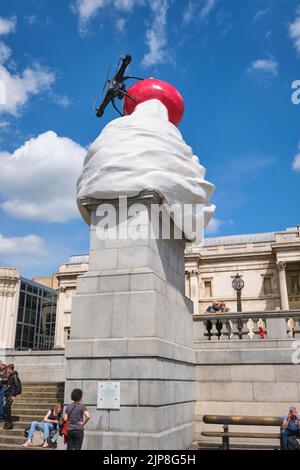 Die skurrile, lustige Skulptur eines großen Puppels Schlagsahne mit einer Drohne und Fliege, die daran befestigt ist. Mit dem Titel The End von der Künstlerin Heather Phillipson. Stockfoto