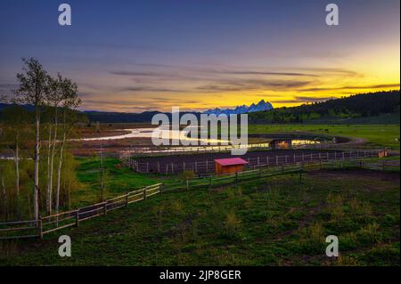 Sonnenuntergang über den Grand Teton Mountains und der Buffalo Fork des Snake River Stockfoto