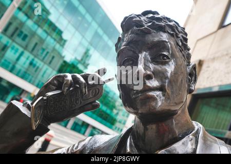 Skulptur mit dem Titel Liffe Trader, von dem Künstler Stephen Melton. Das Stück symbolisiert einen jungen Finanzhändler im Bankbereich. In London, England, Un Stockfoto