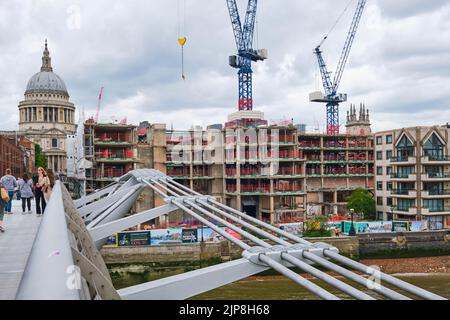 Bau, Sanierung von Mischnutzung, Luxus-Wohnungen für den Wohnungsbau, in der Nähe der St. Pauls Cathedral. Dockside entlang der Themse in London, England, Stockfoto