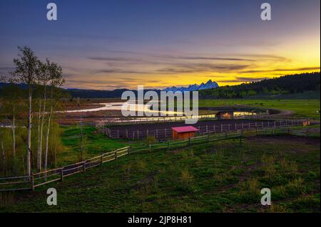 Sonnenuntergang über den Grand Teton Mountains und der Buffalo Fork des Snake River Stockfoto