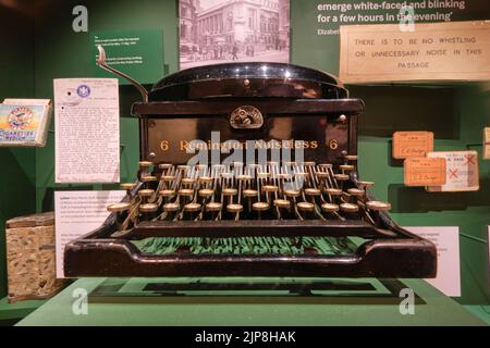 Auf dem Display ist die schwarze Handschreibmaschine von Premierminister Winston Churchill zu sehen. Im Winston Churchill war Rooms Museum in London, England, Großbritannien. Stockfoto