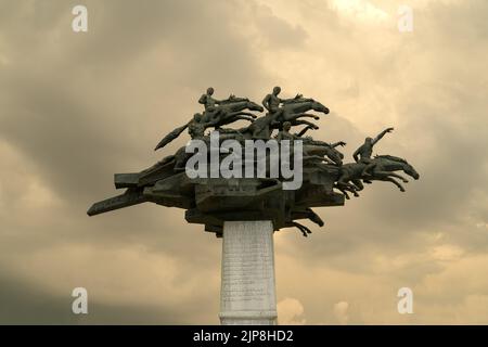 Izmir, Türkei - 15. Oktober 2021: Statue des Baumes der Republik auf dem Gundogdu-Platz, mit bewölktem Himmel. Stockfoto